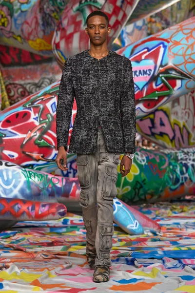 Look 10